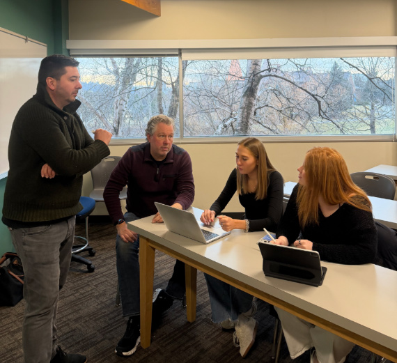 طالبة جامعة غونزاغا ماديسون روز تُوجّه طالبًا في المرحلة المتوسطة